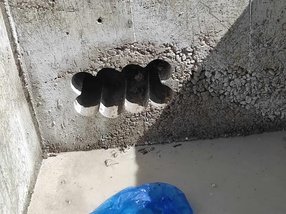 Beton yüzeyde ardışık karot delikleriyle oluşturulmuş açıklık.