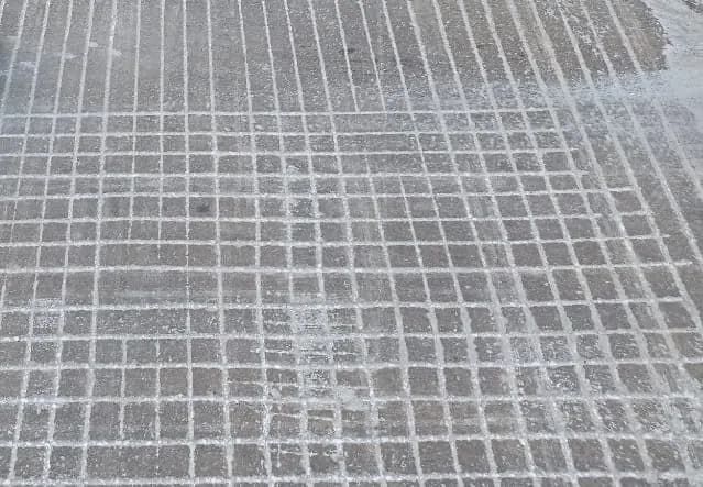 Yüzey üzerinde çapraz kanal deseninin yakından görünümü.